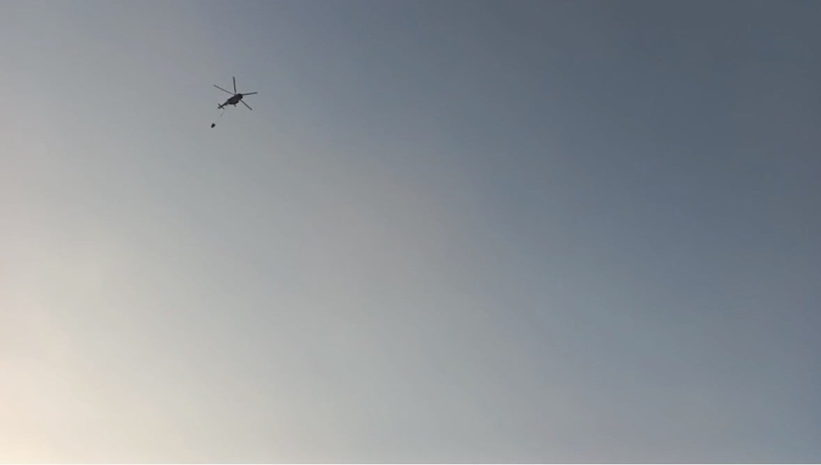 ALEVLERE HAVADAN HELİKOPTERLE MÜDAHALE EDİLDİ.