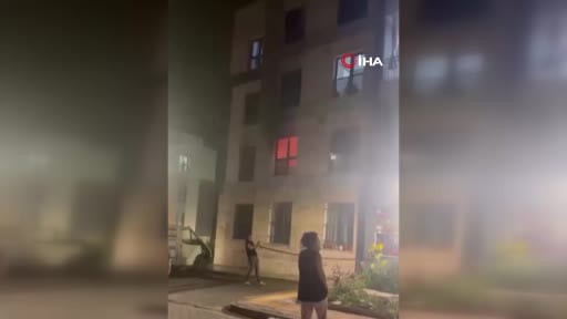 Alevlerin yükseldiği apartman dairesinde dumandan etkilenen 3 kişiyi itfaiye kurtardı