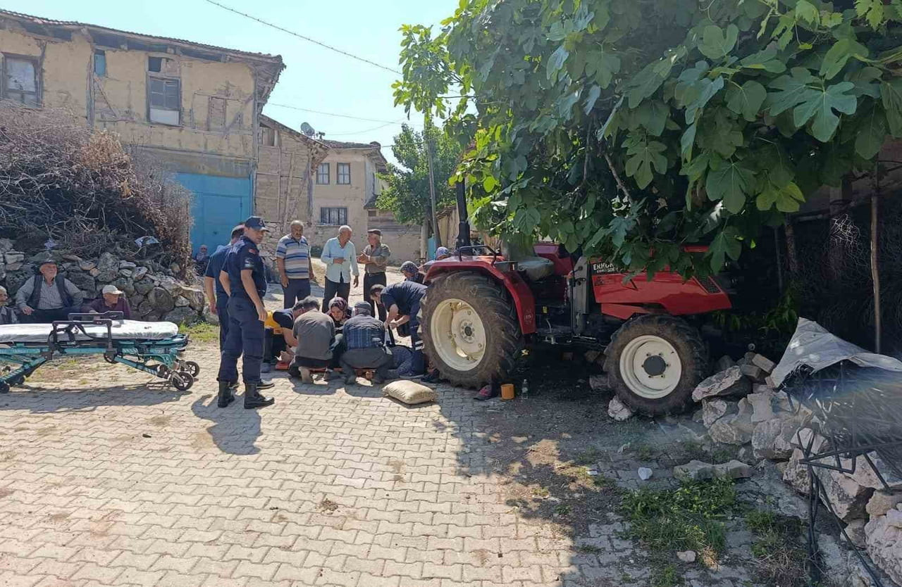 ALİ ŞAN'A OLAY YERİNE SEVK EDİLEN ACİL SERVİS EKİPLERİ İLK MÜDAHALEYİ YAPTI.