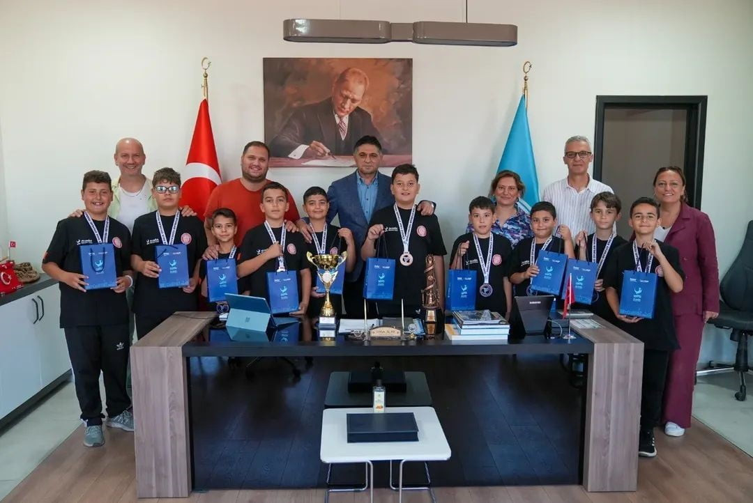 ALİAĞA BELEDİYESİ GENÇLİK MERKEZİ SPOR KULÜBÜ HALK OYUNLARI EKİBİ, BELEDİYE BAŞKANI SERKAN ACAR’I...