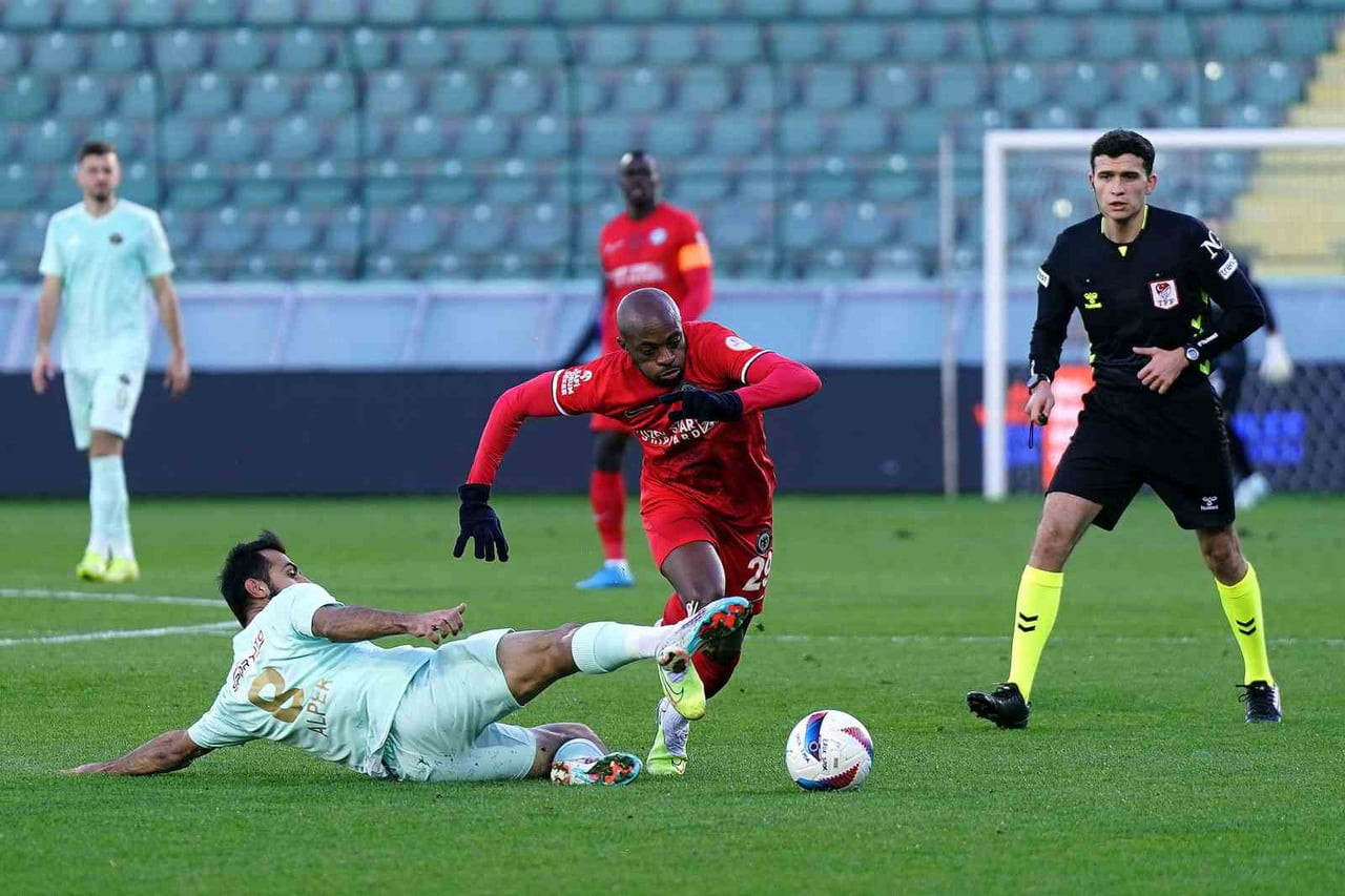 ALİAĞA FK, 1. LİG EKİPLERİNDEN EROKSPOR FORMASI GİYEN 29 YAŞINDAKİ ORTA SAHA OYUNCUSU ALPER...