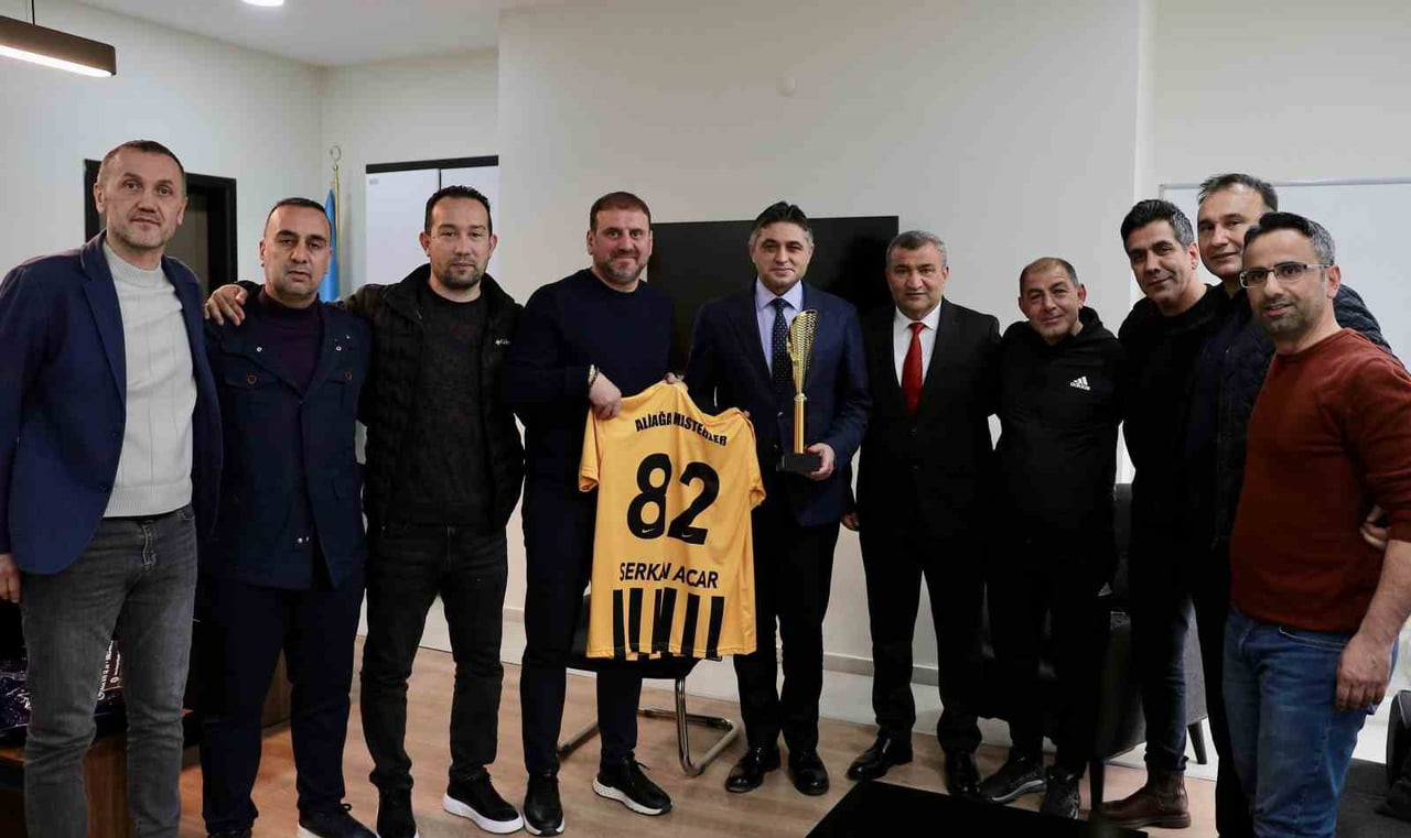 ALİAĞA MASTERLER ŞAMPİYONLUK KUPASINI BAŞKAN ACAR’A GÖTÜRDÜ