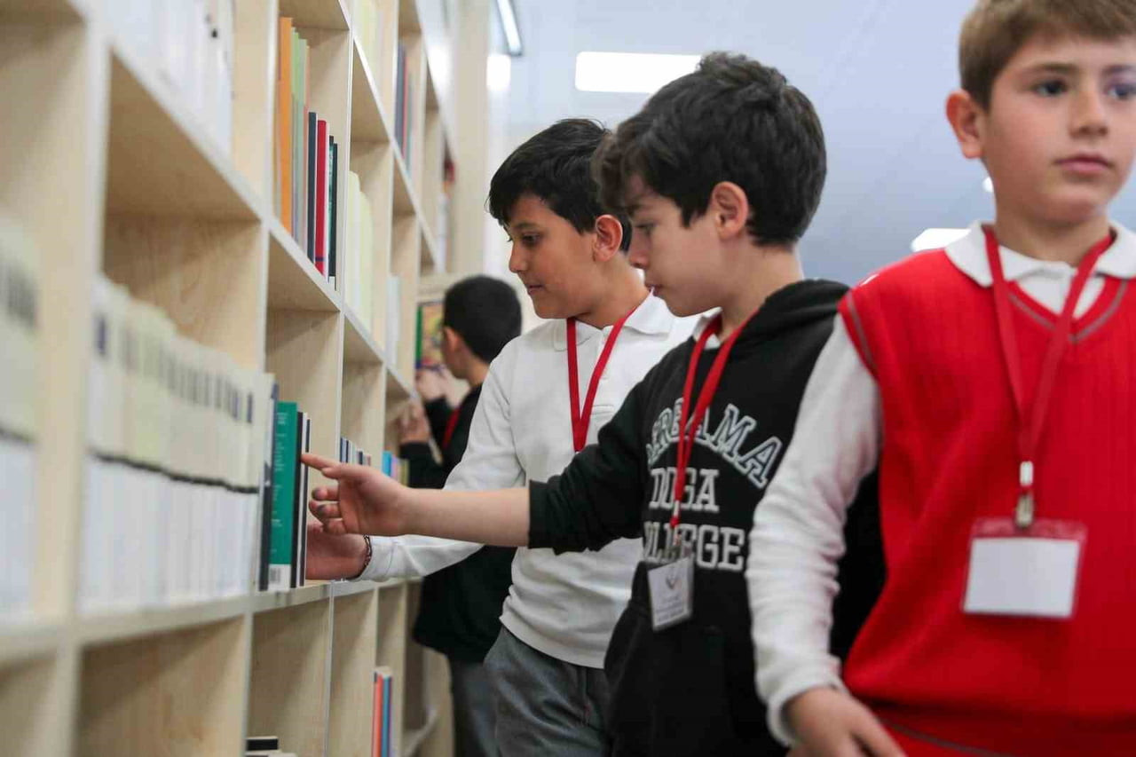 ALİAĞA'DA KÜTÜPHANE HAFTASINDA ÖĞRENCİLER AZİZ SANCAR KÜTÜPHANESİ'NDE BULUŞTU