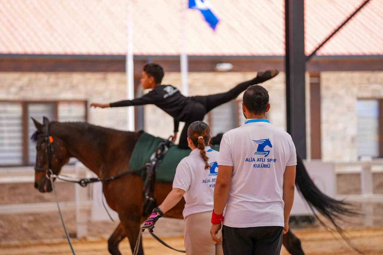 ALİAĞA’DA ANLAMLI ORGANİZASYON: İZMİR ATLI CİMNASTİK BÖLGE ŞAMPİYONASI