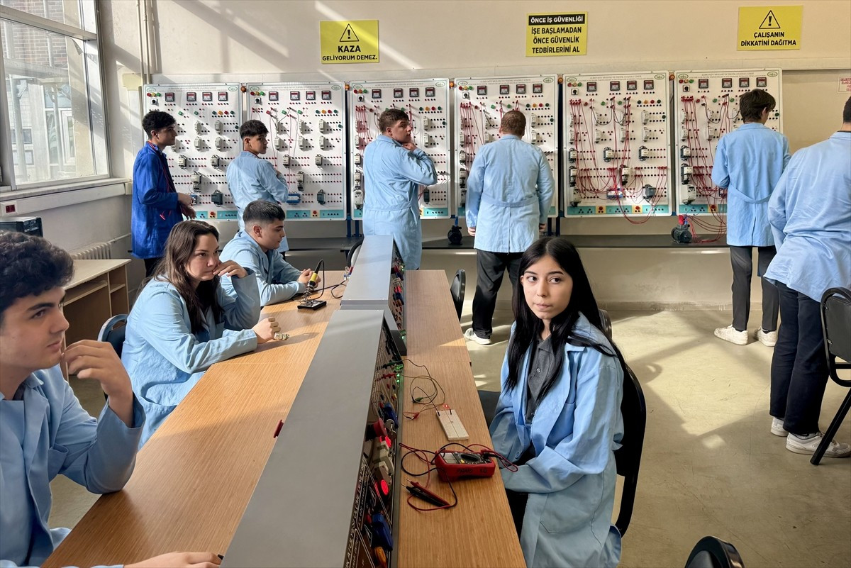 Alibeyköy Mesleki ve Teknik Anadolu Lisesi'nde fen laboratuvarlarında kullanılan elektrik...