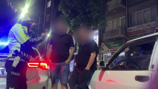 Alkol alıp şampiyonluk kutlamasına çıktı, park halindeki 2 otomobile çarpıp kaçtı