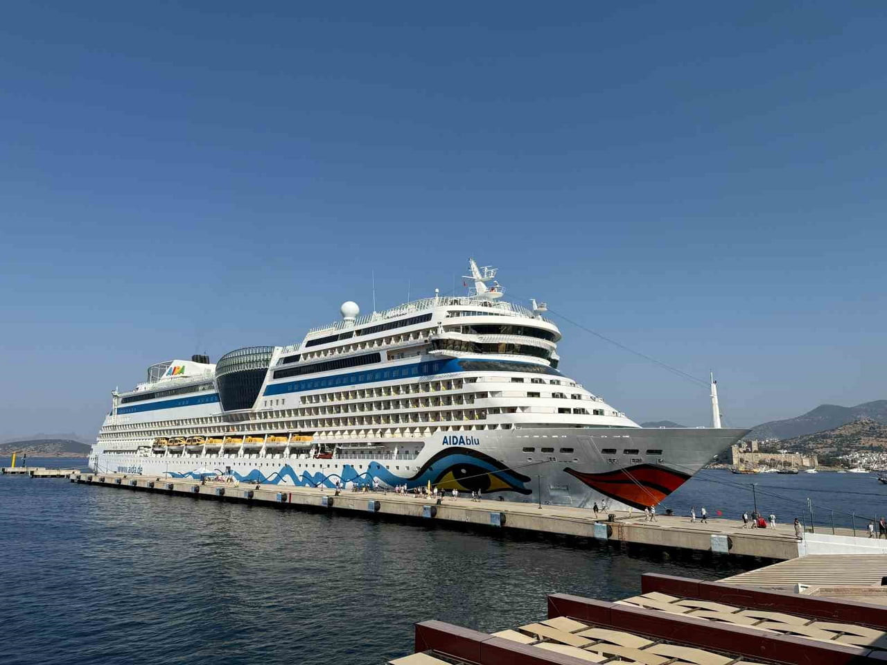 ALMAN TURİSTLERİ TAŞIYAN DEV KRUVAZİYER BODRUM’A DEMİRLEDİ