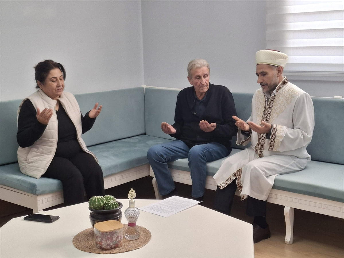 Alman vatandaşı Hans Joachim Prinz (ortada), Muğla'nın Seydikemer ilçesinde düzenlenen merasimle...