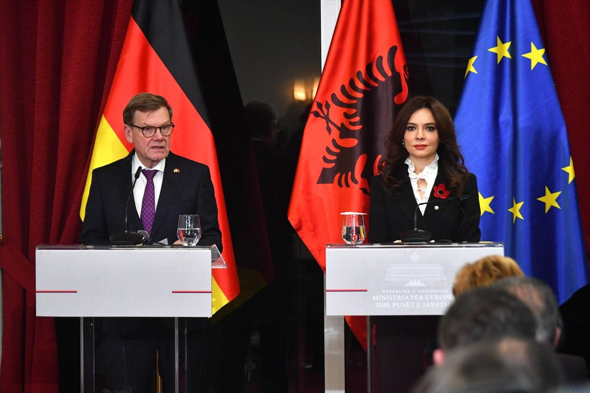 Almanya Dışişleri Bakanı Johann Wadephul (solda), Balkan ülkelerine gerçekleştirdiği resmi...