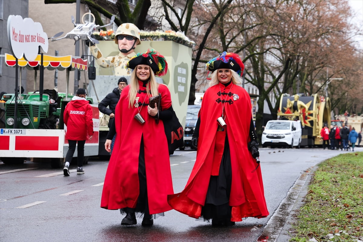 Almanya'da, Ren Nehri'ne komşu şehirlerde "5. Mevsim" olarak adlandırılan karnaval kutlamalarında...