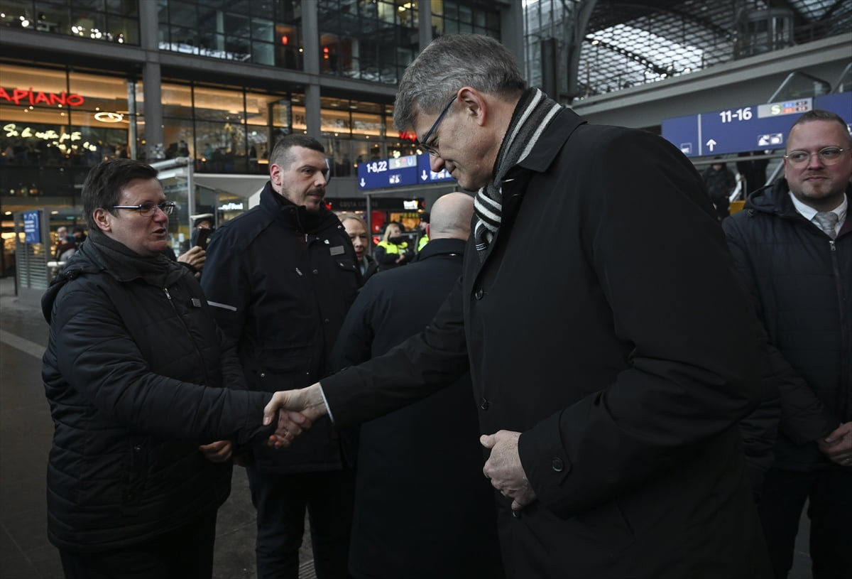 Almanya'da trende biletsiz bir yolcu tarafından saldırıya uğrayan ve sonrasında hayatını kaybeden...