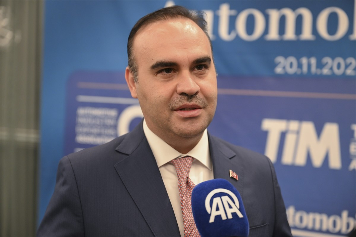 Almanya'nın başkenti Berlin'de düzenlenen "2025 Alman-Türk Otomotiv Zirvesi"ne katılan  Sanayi ve...