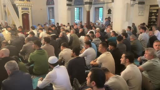Almanya'nın başkenti Berlin'de Müslümanlar bayram namazını camilerde eda etti.