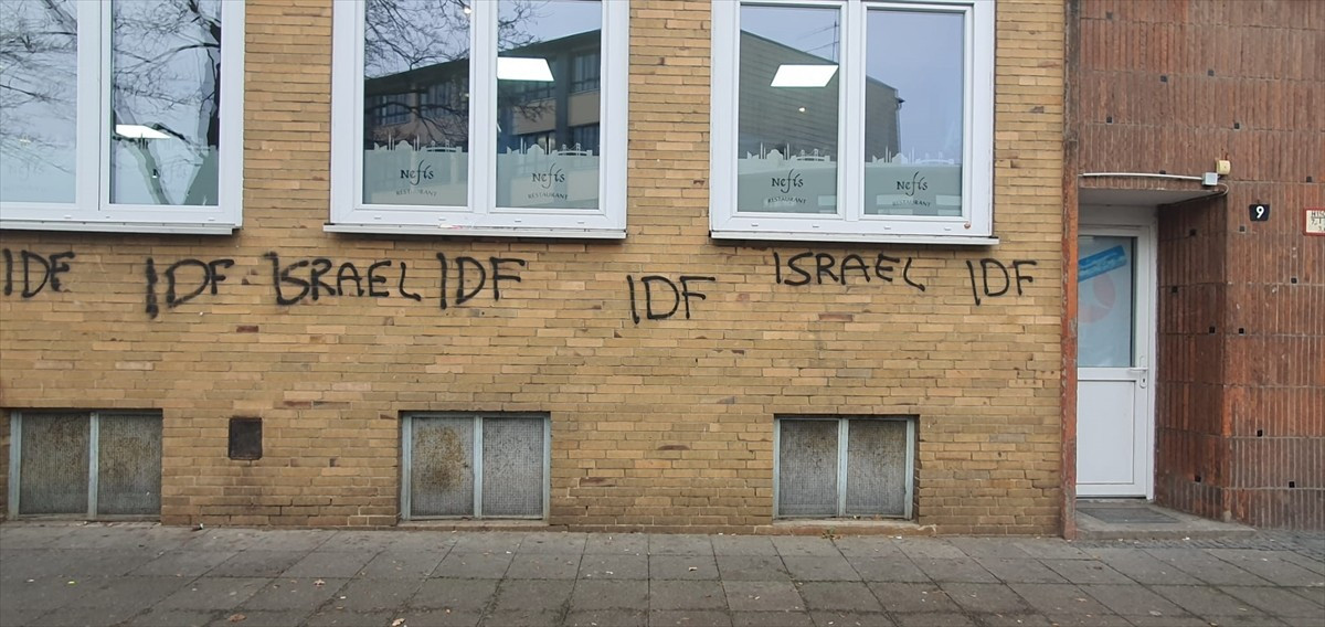 Almanya'nın Hannover kentinde dün akşam kimliği belirsiz kişiler tarafından iki camiye yönelik...