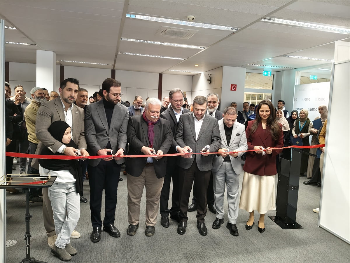 Almanya'nın Köln kentinde, sanat haftası kapsamında "Sabahın Renkleri" temalı ebru sergisi açıldı....