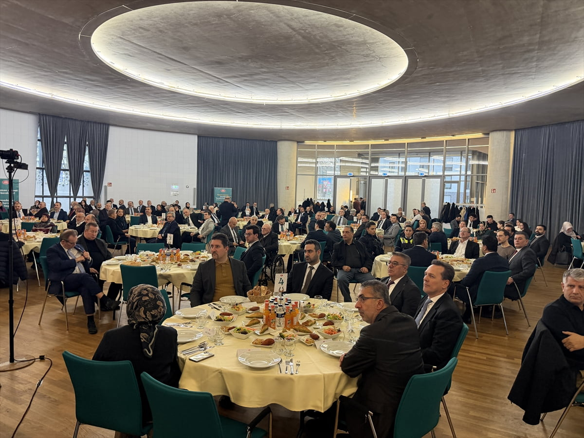 Almanya'nın Köln kentinde Türkler ve Almanlar, Diyanet İşleri Türk İslam Birliği (DİTİB) Genel...