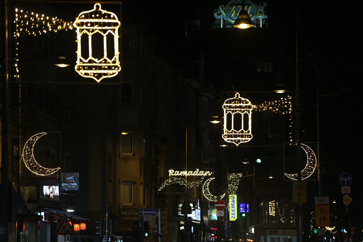 Almanya'nın Köln kentinde, Türklerin ve Müslümanların yoğun olarak yaşadığı Venloer Caddesi...