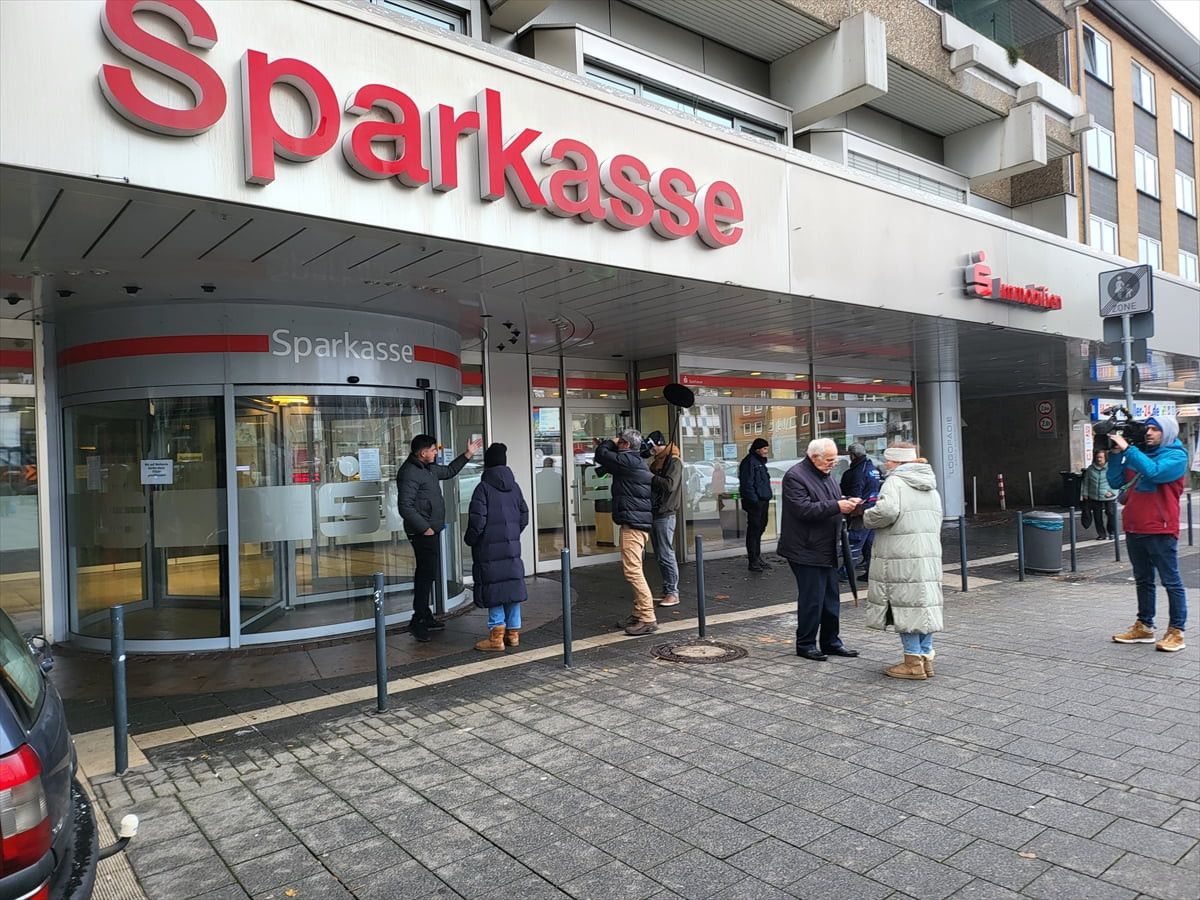 Almanya'nın Kuzey Ren Vestfalya (KRV) eyaletindeki Gelsenkirchen kentinde duvarı delinerek 3 bin...