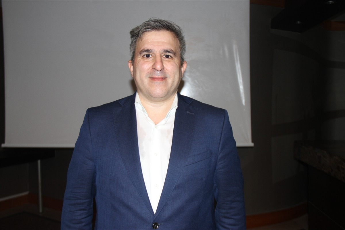 Almanya'ya işçi olarak giden bir ailenin çocuğu olarak Dortmund'da dünyaya gelen Ortopedi ve...