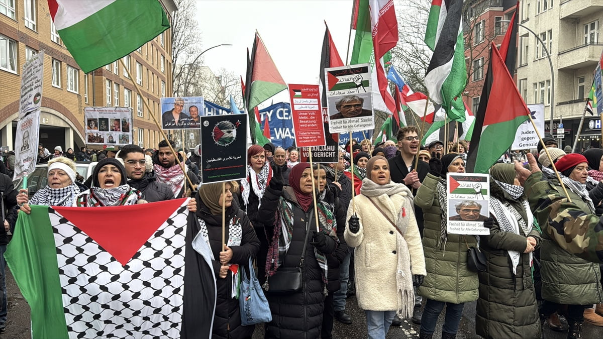 Almanya’nın başkenti Berlin'de “Soykırımı durdurun” sloganıyla Filistin’e destek gösterisi...