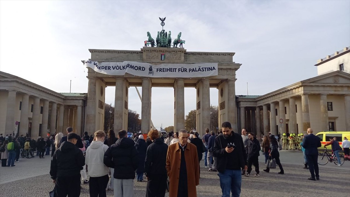 Almanya’nın başkenti Berlin’de Brandenburg Kapısı’na tırmanan göstericiler, Filistin'e destek...