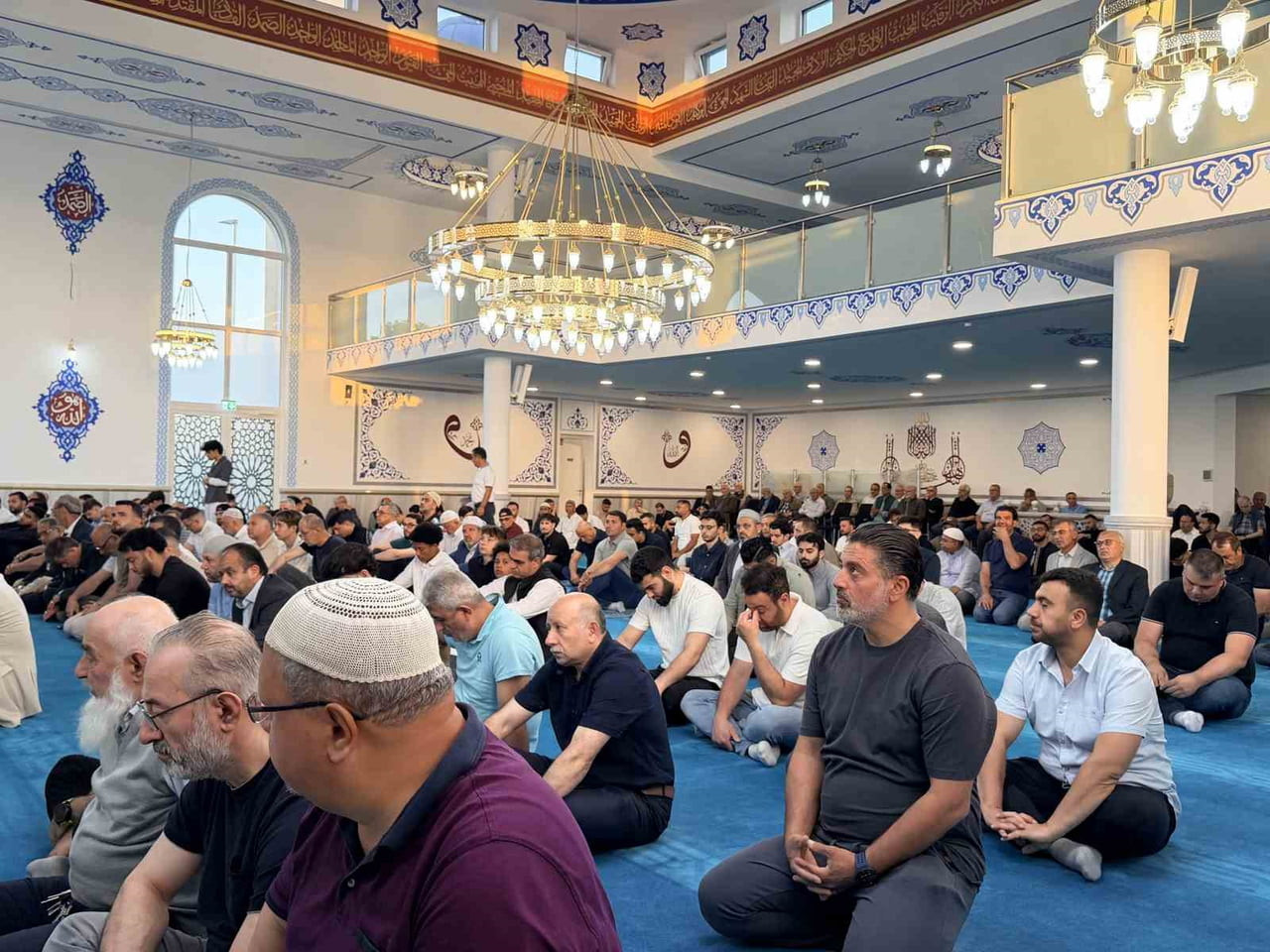 ALMANYA’NIN BRÜHL KENTİNDE YAŞAYAN MÜSLÜMANLAR, KURBAN BAYRAMI NAMAZI İÇİN SABAHIN ERKEN...