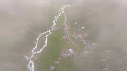 Alpleri andıran manzarasıyla Dulağa Yaylası baharın renklerine büründü