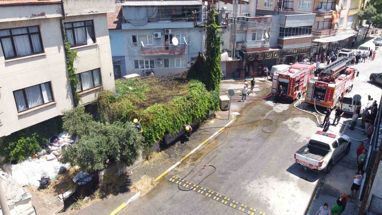 ALTIEYLÜL İLÇESİNDE BİR EVİN BAHÇESİNDEKİ ÇARDAKTA BAŞLAYAN YANGIN PANİĞE SEBEP OLDU.
