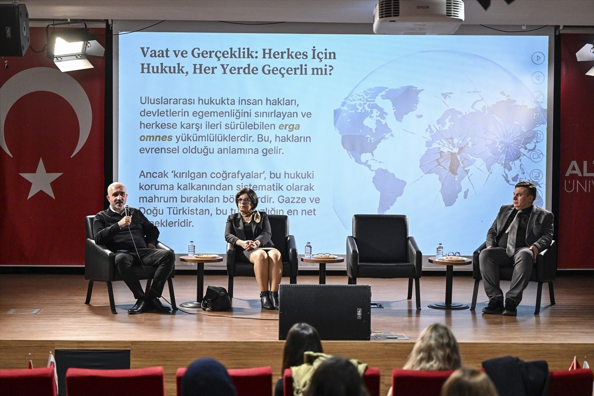 Altınbaş Üniversitesi ev sahipliğinde düzenlenen 7. İnsan Hakları Sempozyumu'nda, "Kırılgan...