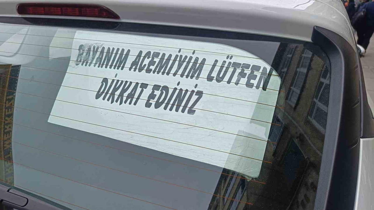 ALTINORDU İLÇESİNDE BİR OTOMOBİLİN ARKA CAMINA ASILAN ‘BAYANIM ACEMİYİM LÜTFEN DİKKAT EDİNİZ’...