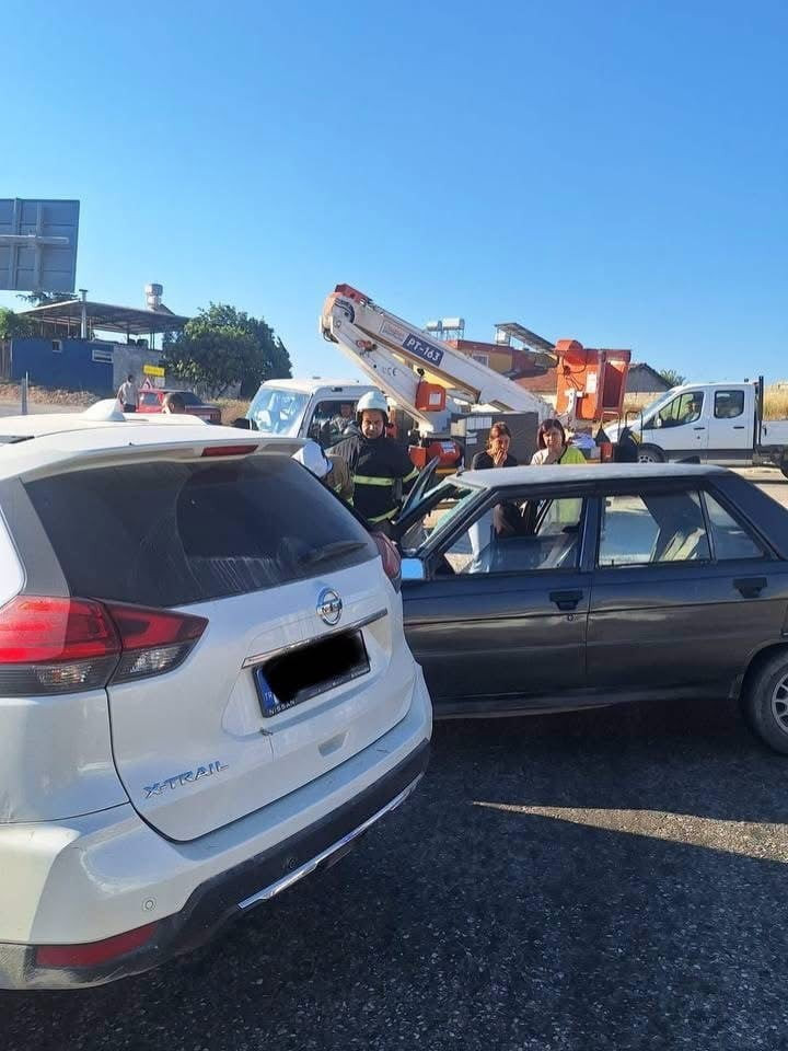 ALTINÖZÜ İLÇESİ SOFULAR MAHALLESİ’NDE MEYDANA GELEN TRAFİK KAZASINDA YARALANAN İKİ KİŞİ, EKİPLERİN...