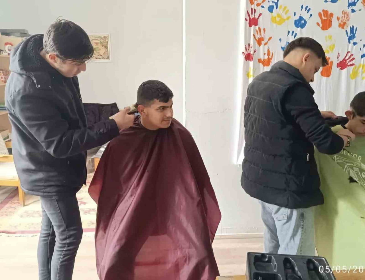 ALTINTAŞ’TA ÖZEL EĞİTİM ÖĞRENCİLERİNİN SAÇ BAKIMLARINI KUAFÖR ÖĞRENCİLER YAPTI