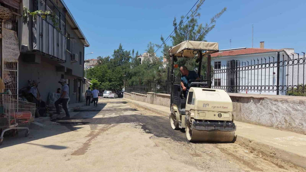 ALTYAPI ÇALIŞMALARI NEDENİYLE BOZULAN YOLLARA HIZLI MÜDAHALE EDEN ŞEHZADELER BELEDİYESİ EKİPLERİ...