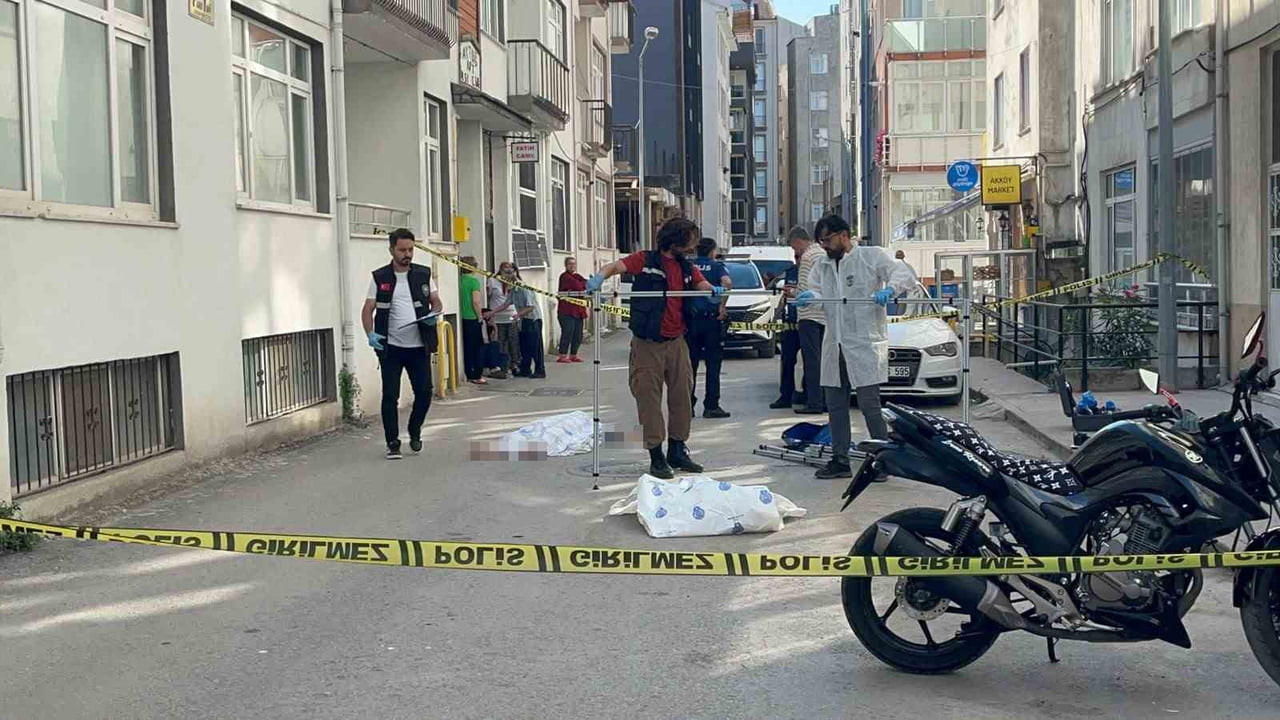 ALZHEİMER HASTASI OLDUĞU ÖĞRENİLEN YAŞLI ADAM, 4'ÜNCÜ KATTAKİ EVİNİN PENCERESİNDEN DÜŞEREK...