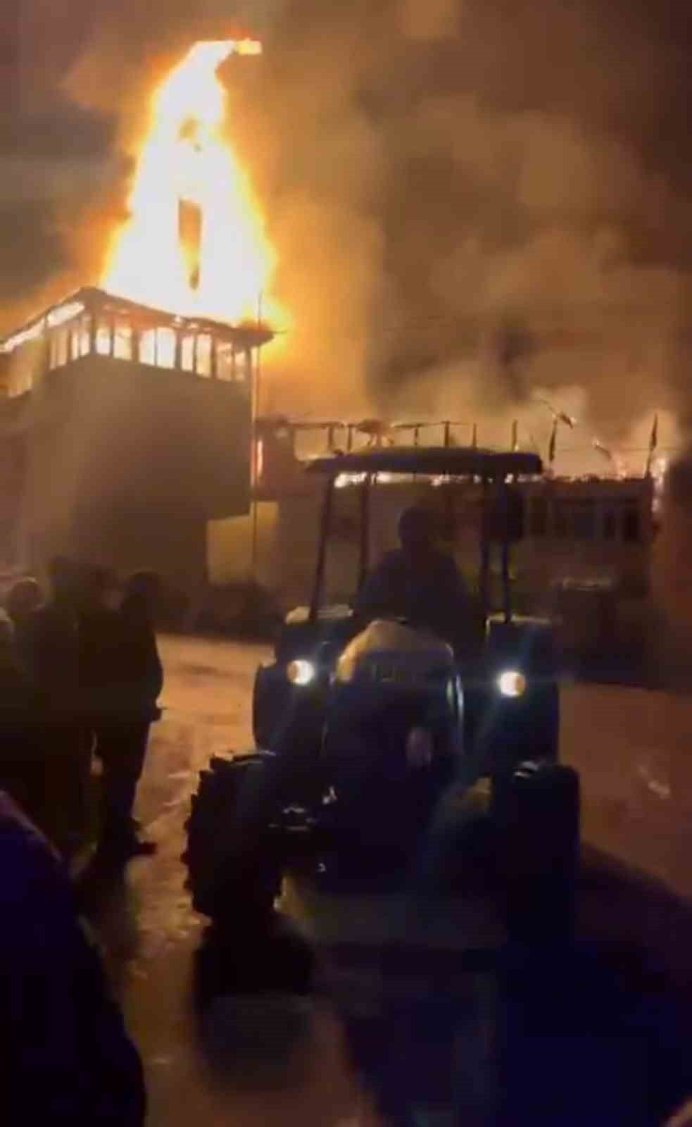AMASRA'DA BİR EVDE ÇIKAN YANGIN KÖY KONAĞI VE CAMİYE SIÇRADI