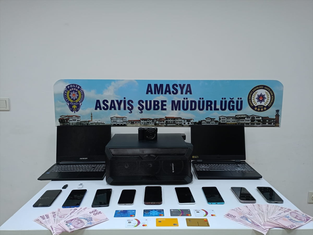 Amasya merkezli 3 ilde kredi kartlarını kopyalayarak dolandırıcılık yaptığı iddiasıyla 4 şüpheli...