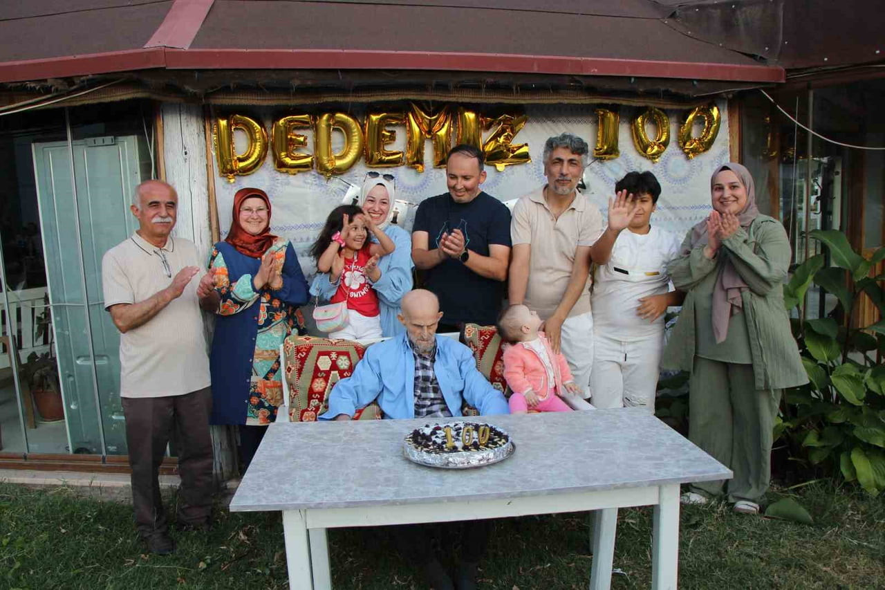 AMASYA'DA 100 YAŞINA GİREN ALİ DEDE İÇİN ÇOCUKLARI VE TORUNLARI SÜRPRİZ BİR DOĞUM GÜNÜ KUTLAMASI...
