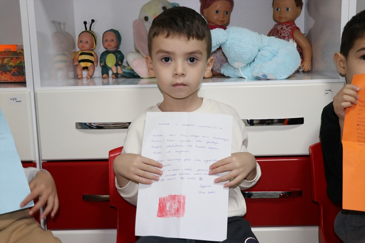 Amasya'da 170 anaokulu öğrencisi, velileriyle birlikte duygu ve düşüncelerini kağıda dökerek asker...