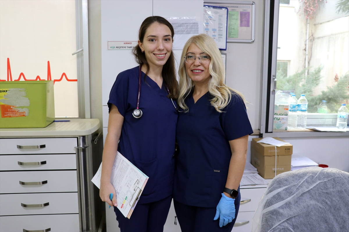 Amasya'da, 48 yaşındaki hemşire Fatma Ayyıldız (sağda) ile 25 yaşındaki kızı pratisyen hekim Ece...