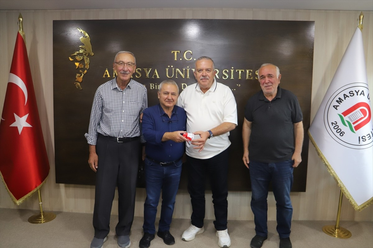 Amasya'da 65 yaşında üniversiteli olan Faruk Cangül'e (sol2), düzenlenen törenle öğrenci kimlik...