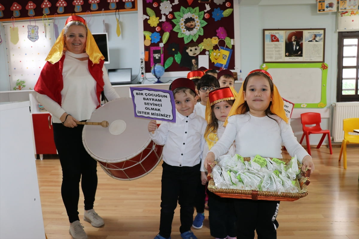 Amasya'da bir anaokulunda çocuklara ramazan ruhunu yaşatmak için yapılan etkinlikte, davul...