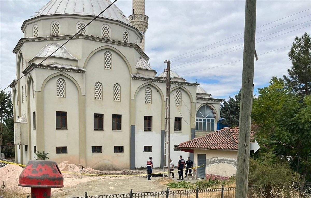 Amasya'da caminin kubbesinde tadilat yaptığı sırada düşen işçi hayatını kaybetti.