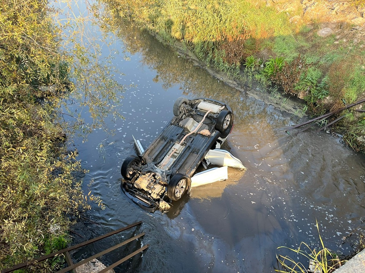 Amasya'da dereye devrilen SUV tipi araçta bulunan 1'i çocuk, 2 kişi kurtarıldı.