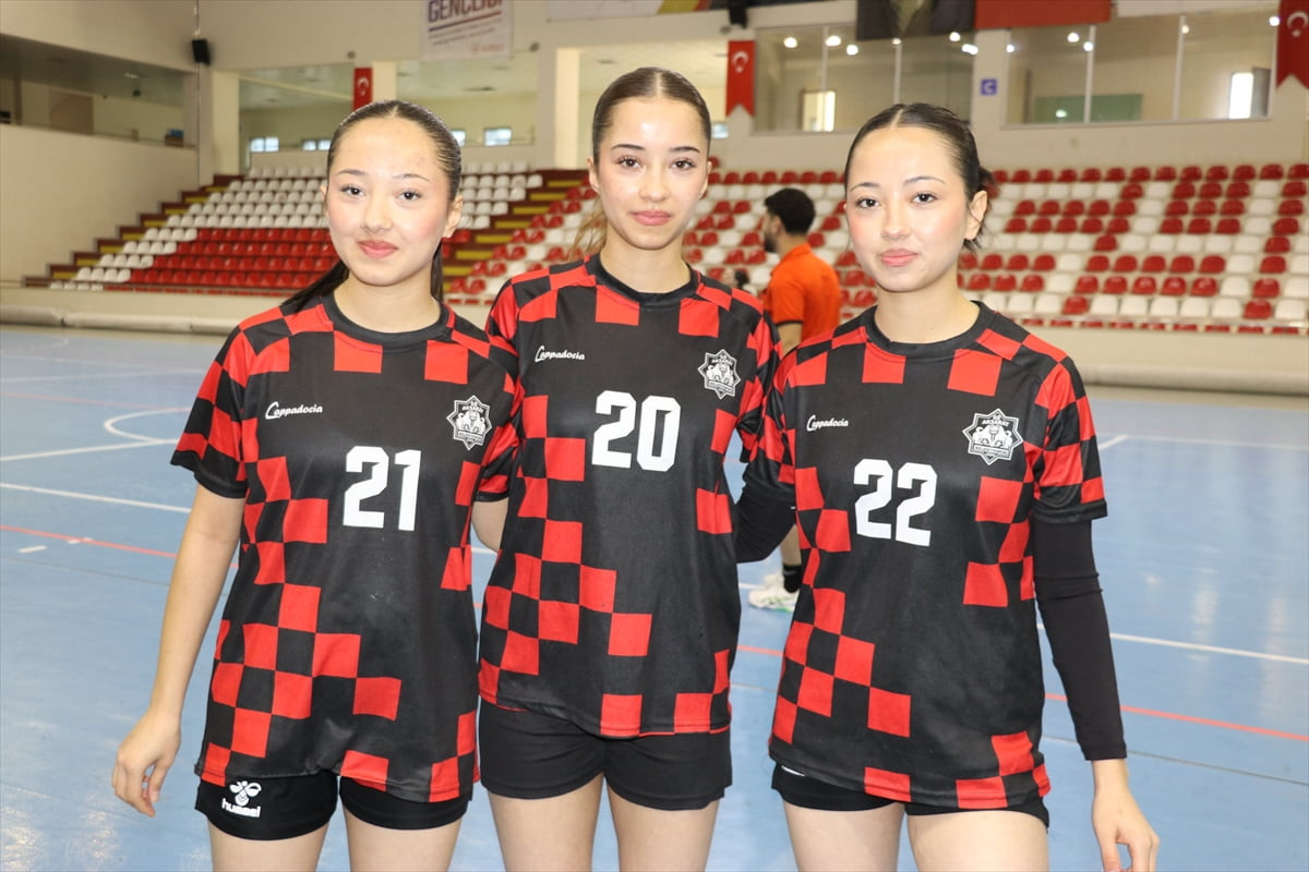 Amasya'da düzenlenen Hentbol Yıldız Kızlar Türkiye Şampiyonası'na katılan Aksaray Belediyespor'da...