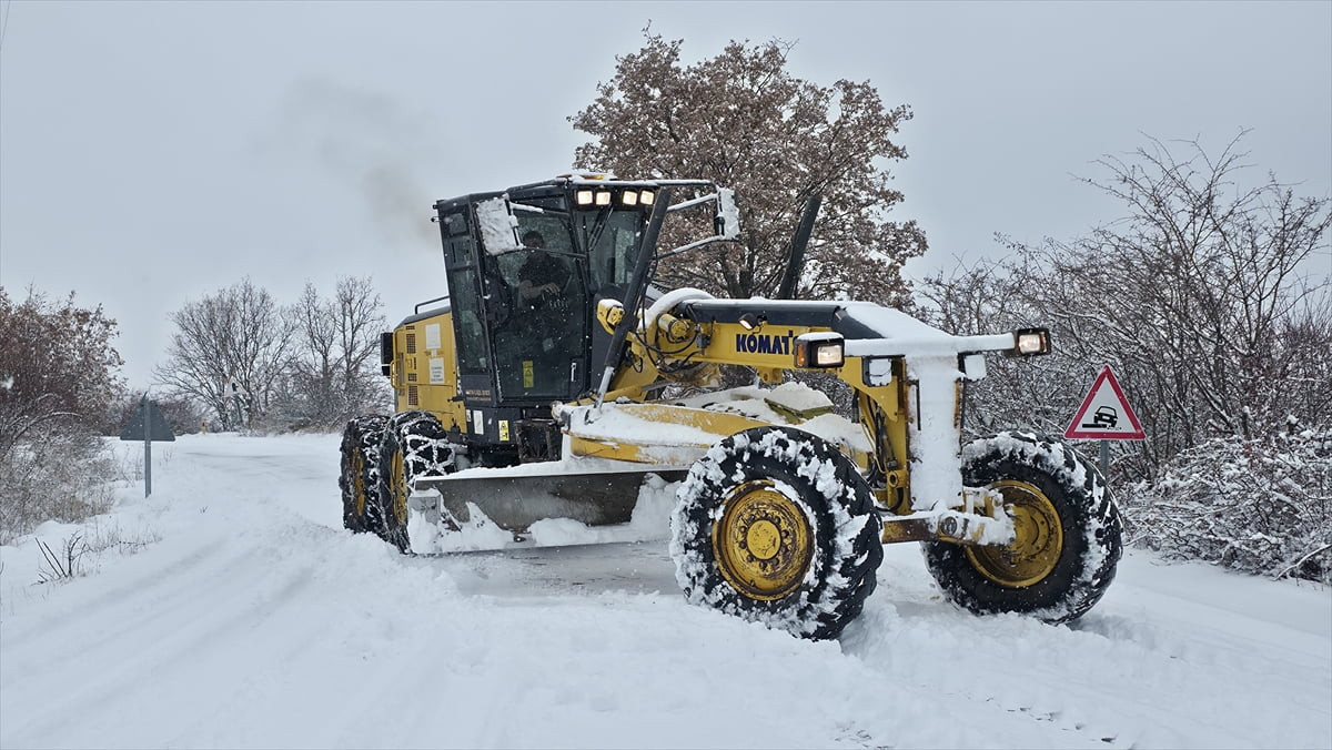 Amasya'da etkili olan kar yağışı nedeniyle 28 köy yolunda ulaşım sağlanamıyor. Amasya İl Özel...