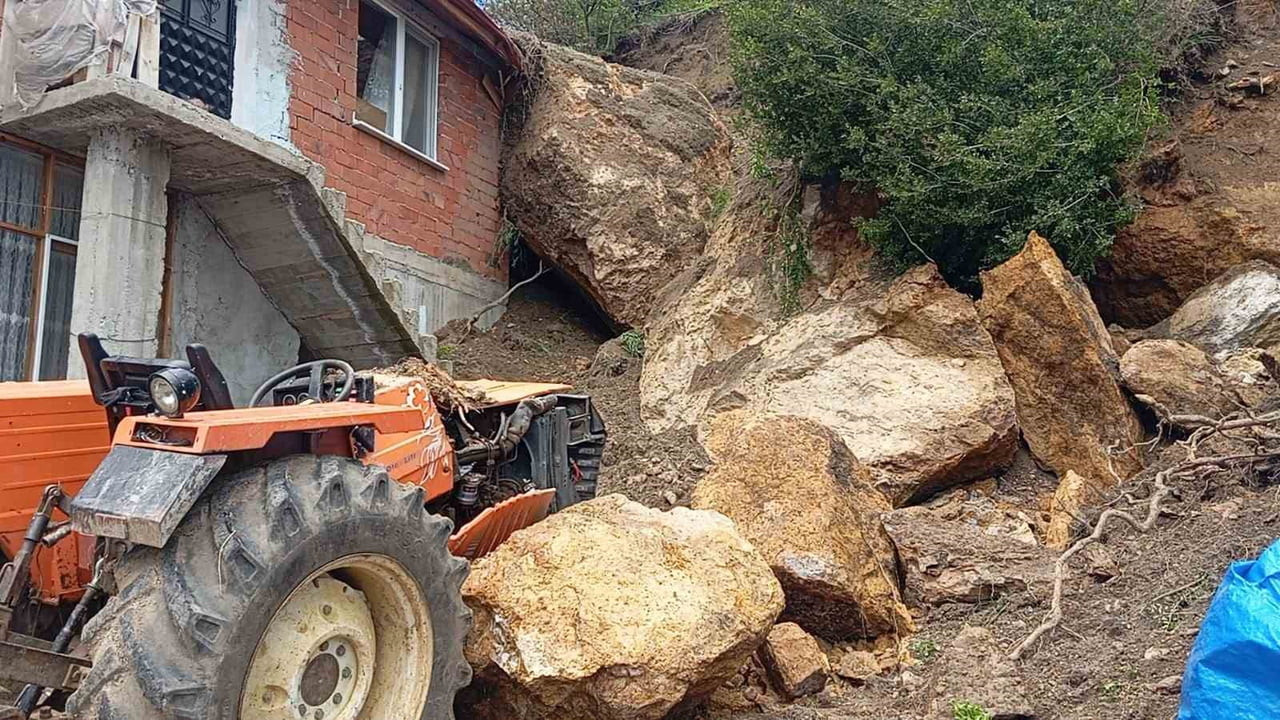 AMASYA'DA HEYELANDA KOPAN KAYA PARÇALARI EV VE TRAKTÖRÜN ÜSTÜNE UÇTU. EVİN DUVARINDA, İÇİNDE VE...