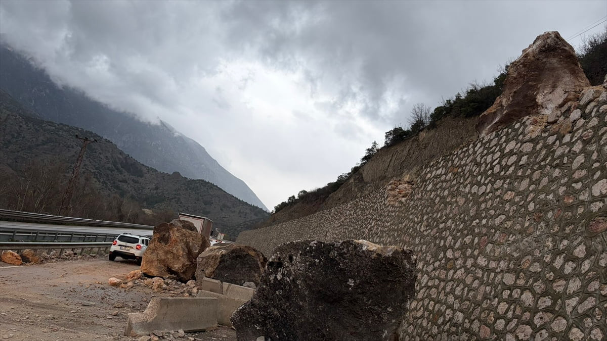 Amasya'da kara yoluna düşen kaya parçaları, ulaşımın aksamasına neden oldu.