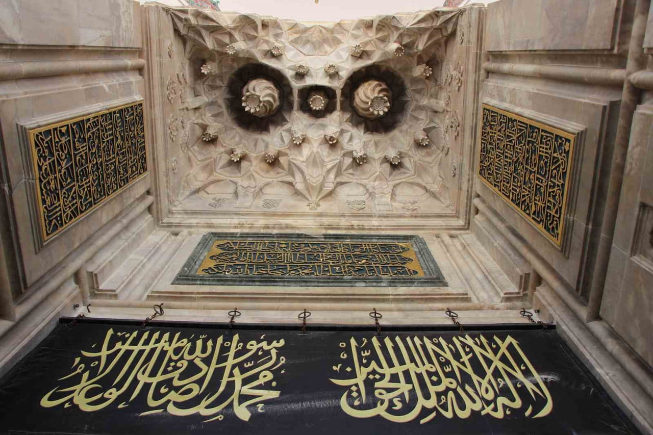AMASYA'DA OSMANLI DÖNEMİNE AİT 540 YILLIK TARİHİ CAMİNİN KAPISINDA SÜSLEMELER ARASINDA GİZEMLİ...