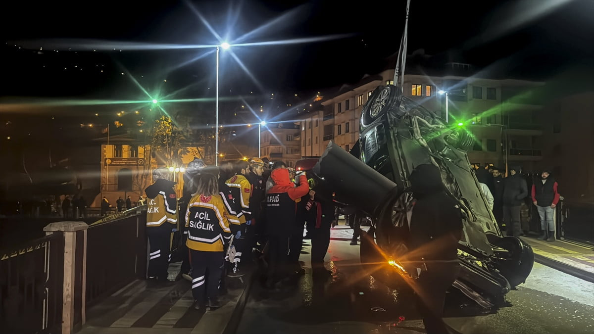  Amasya'da otomobilin nehre düşmesi sonucu 1 kişi öldü, 1 kişi yaralandı.