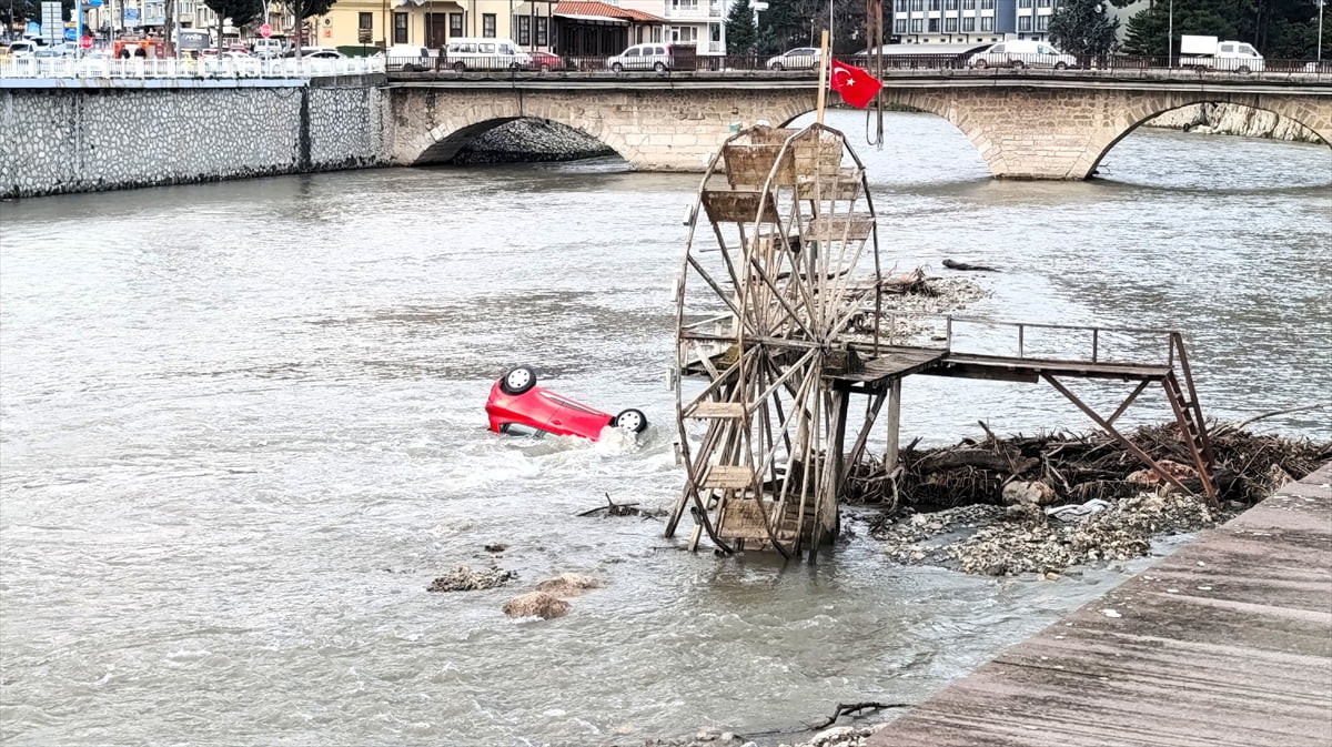Amasya'da otomobilin nehre düşmesi sonucu 2 kişi yaralandı.